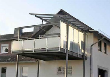 Terrasse aus massiver Stahlkonstruktion mit Glaselemnten