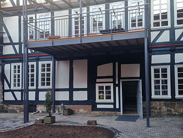 Balkon aus Stahlkonstruktion