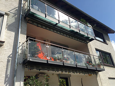 Balkon mit Glaselementen