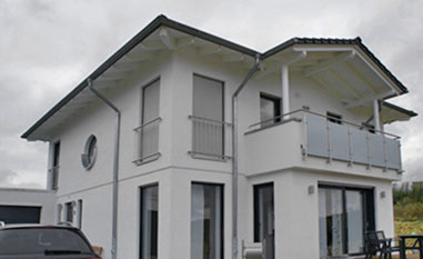 Geländer mit Stahlplatten