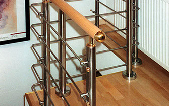 Edelstahleländer mit Holzelementen