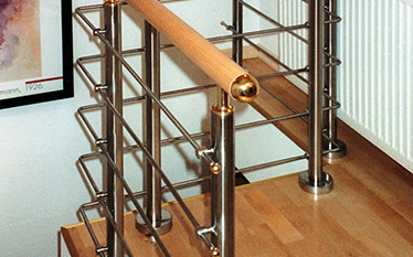 Edelstahleländer mit Holzelementen