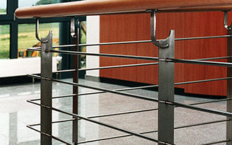 Ausführung der Handläufe in Edelstahl oder Holz