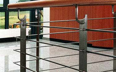 Ausführung der Handläufe in Edelstahl oder Holz