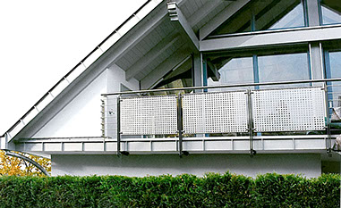 Terrassengeländer mit Lochblechplatten