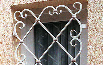 Als feststehende oder zu öffnende Elemnte.