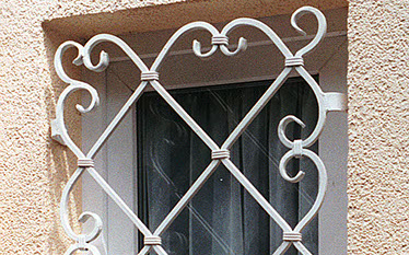 Als feststehende oder zu öffnende Elemnte.