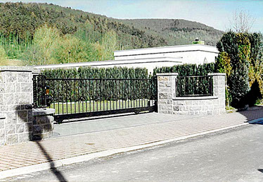 zweiflügelige Drehtor- oder einflügelige Schiebetorausführung