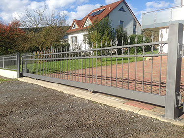 zweiflügelige Drehtor- oder einflügelige Schiebetorausführung