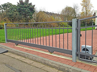 zweiflügelige Drehtor- oder einflügelige Schiebetorausführung