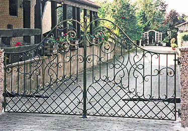 zweiflügelige Drehtor- oder einflügelige Schiebetorausführung