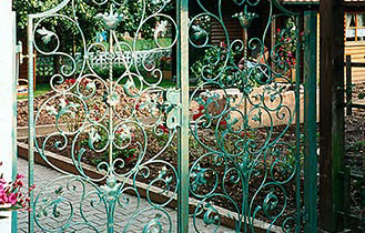 zweiflügelige Drehtor- oder einflügelige Schiebetorausführung