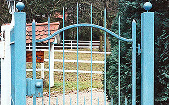 zweiflügelige Drehtor- oder einflügelige Schiebetorausführung