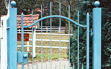 zweiflügelige Drehtor- oder einflügelige Schiebetorausführung