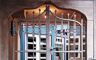 zweiflügelige Drehtor- oder einflügelige Schiebetorausführung