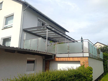 Große Überdachung aus Stahl