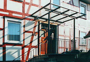 Überdachungskonstruktion mit Glaselementen