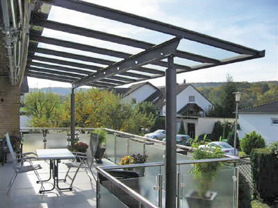 Überdachung mit Glaselementen