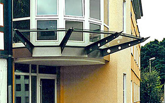 Glasüberdachung aus Stahlkonstruktion