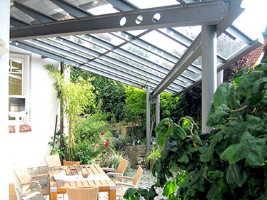 Überdachung aus Winkelprofilstützen